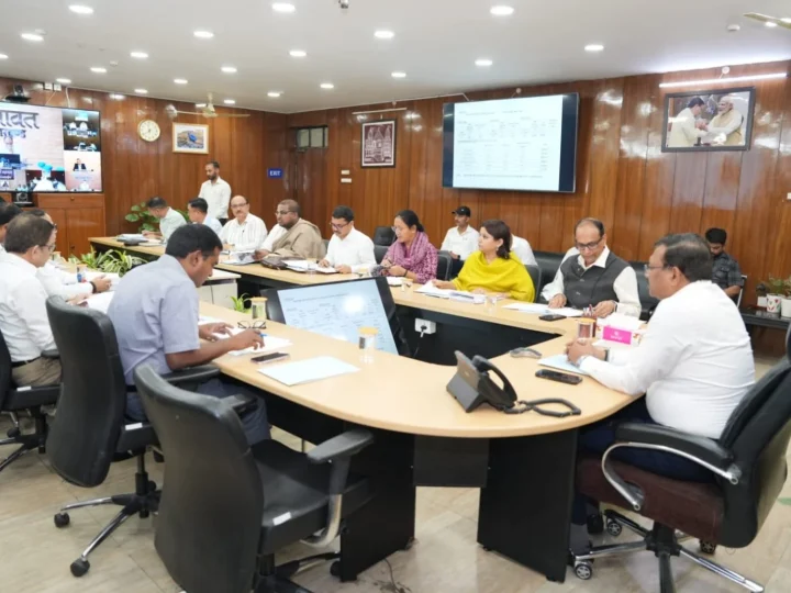 मुख्य सचिव आनन्द बर्द्धन ने की पीएम पोषण शक्ति निर्माण योजना की समीक्षा बैठक