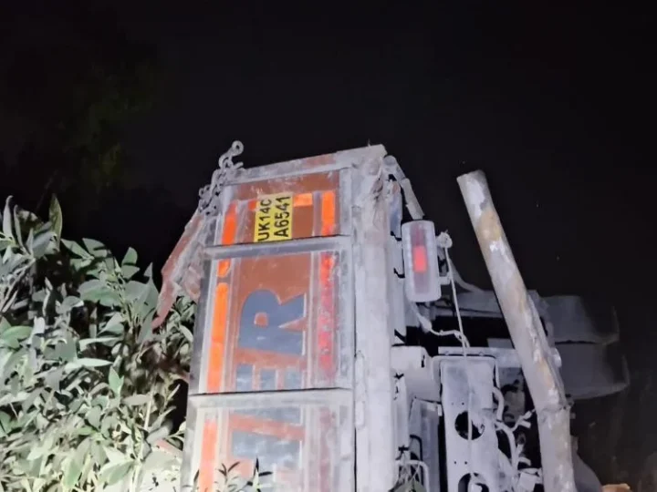 गहरी खाई में गिरे ट्रक चालक को SDRF ने किया रेस्क्यू, अंधेरे में चलाया सफल अभियान