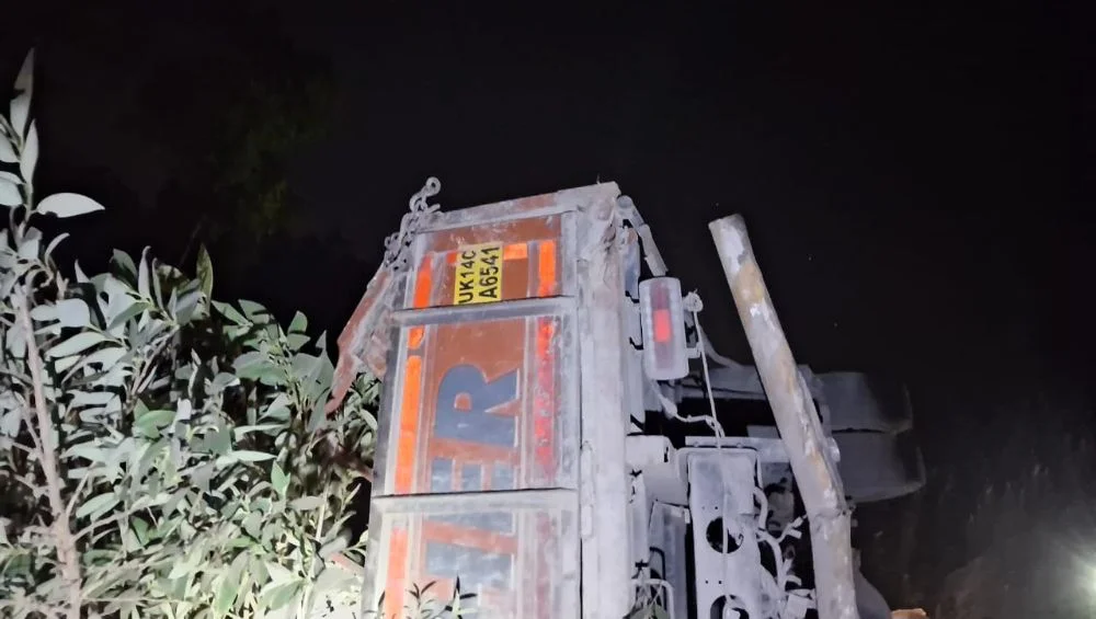 गहरी खाई में गिरे ट्रक चालक को SDRF ने किया रेस्क्यू, अंधेरे में चलाया सफल अभियान