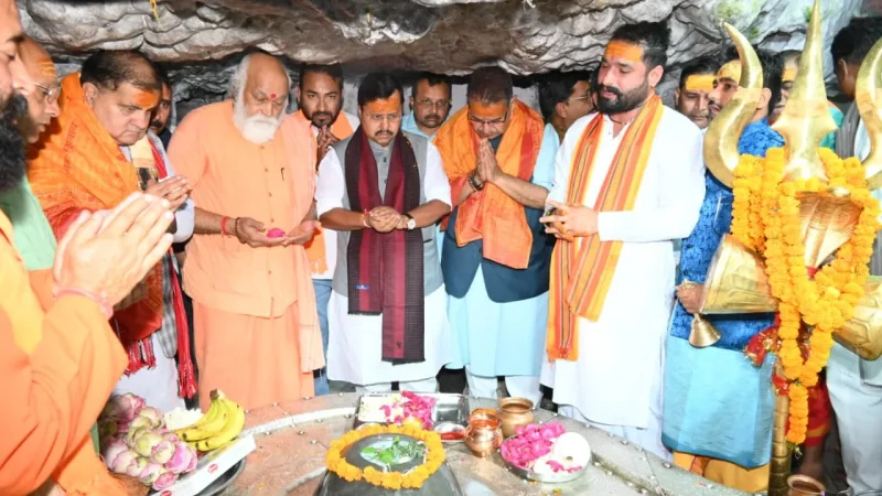 भाजपा राष्ट्रीय अध्यक्ष नितिन नबीन ने टपकेश्वर मंदिर में पूजा-अर्चना कर बूथ कार्यकर्ताओं संग किया संवाद