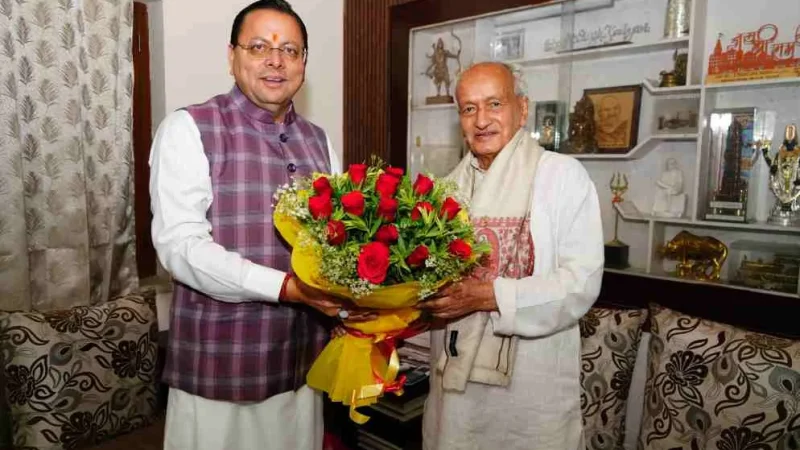 सीएम धामी पहुंचे भगत सिंह कोश्यारी के आवास, भगत दा को दी शुभकामनाएं