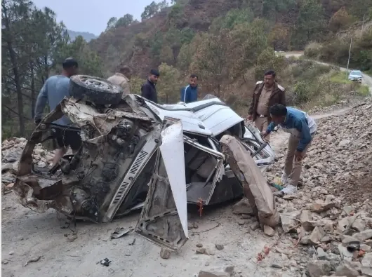दर्दनाक हादसा: खाई में गिरी कार, तीन लोगों की मौत
