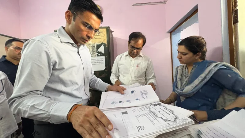 सब रजिस्टार कार्यालय विकासनगर में डीएम औचक निरीक्षण; पुराने विलेख पत्र रजिस्टर जब्त