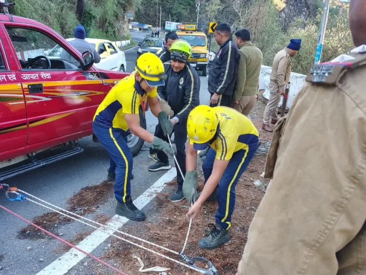 मसूरी झील के पास 100 मीटर गहरी खाई में गिरा ट्रक, चालक की मौत; SDRF ने हेल्पर को बचाया