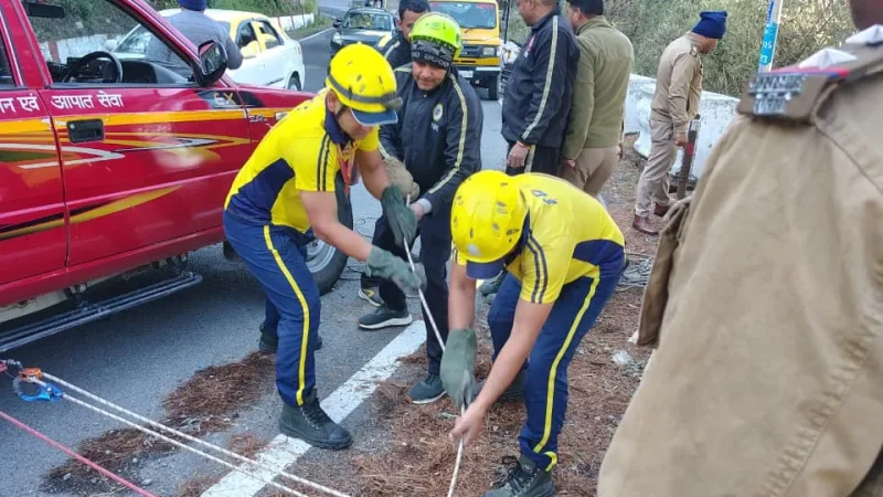 मसूरी झील के पास 100 मीटर गहरी खाई में गिरा ट्रक, चालक की मौत; SDRF ने हेल्पर को बचाया