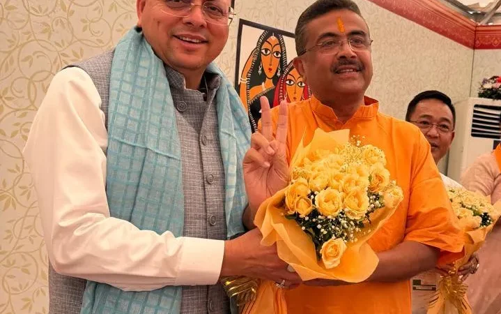पश्चिम बंगाल में पहली बार भाजपा सरकार, शपथ ग्रहण समारोह में शामिल हुए सीएम धामी