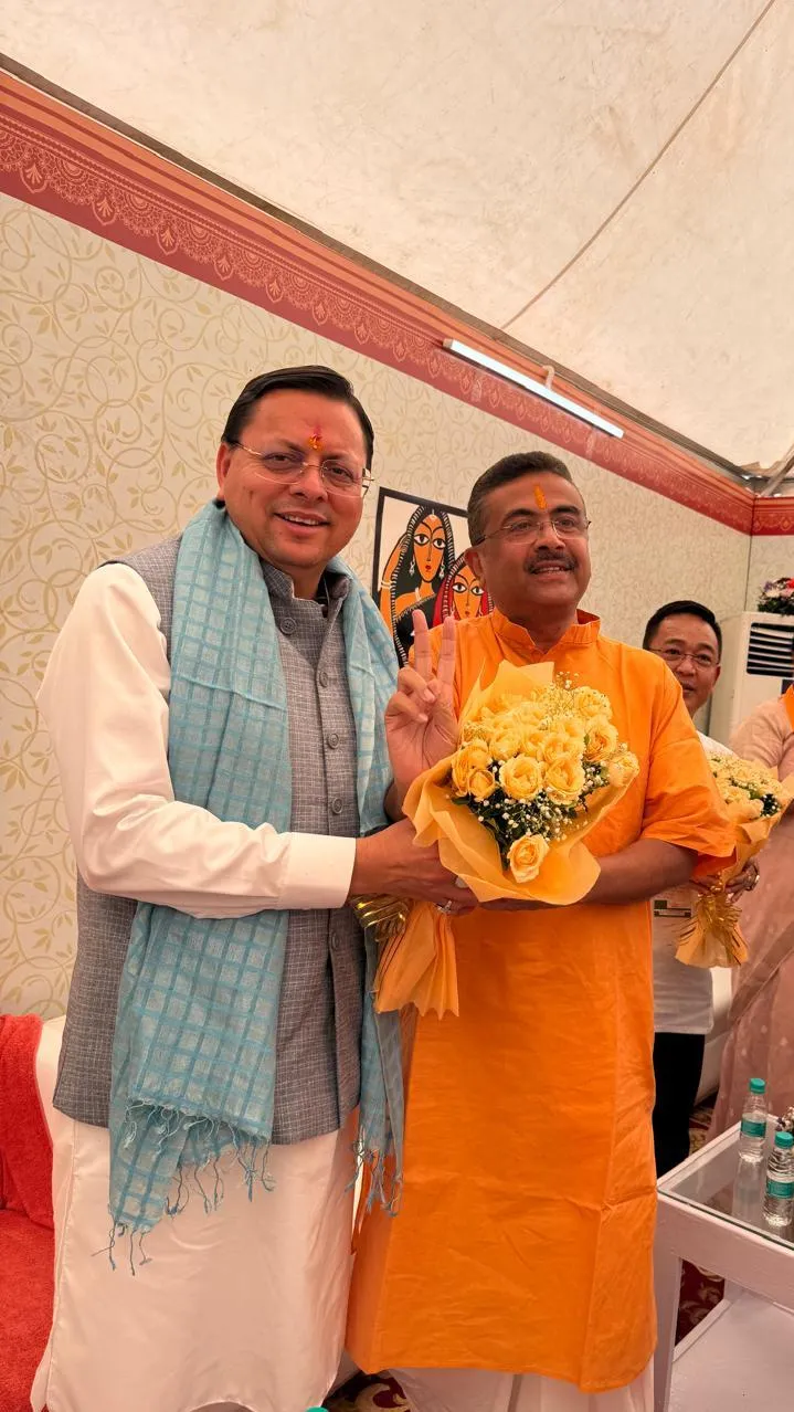 पश्चिम बंगाल में पहली बार भाजपा सरकार, शपथ ग्रहण समारोह में शामिल हुए सीएम धामी