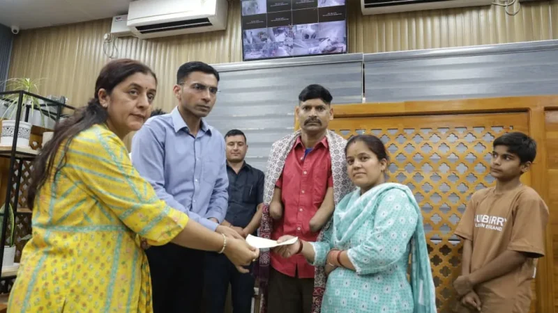 दुर्घटना में दोनों हाथ गंवा चुके मनीष को जिला प्रशासन रायफल क्लब फंड से रू0 50 हजार की आर्थिक सहायता