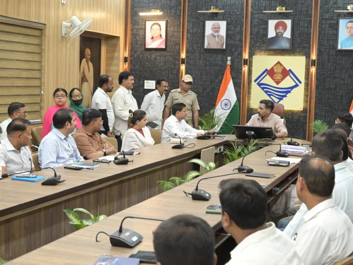 पदभार संभालते ही एक्शन में दिखे डीएम डॉ. आशीष चौहान, जन समस्याओं के त्वरित समाधान पर जोर