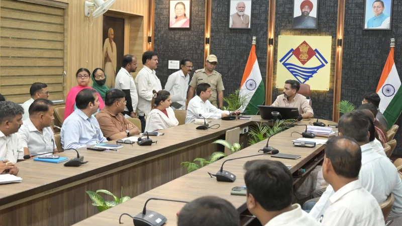 पदभार संभालते ही एक्शन में दिखे डीएम डॉ. आशीष चौहान, जन समस्याओं के त्वरित समाधान पर जोर