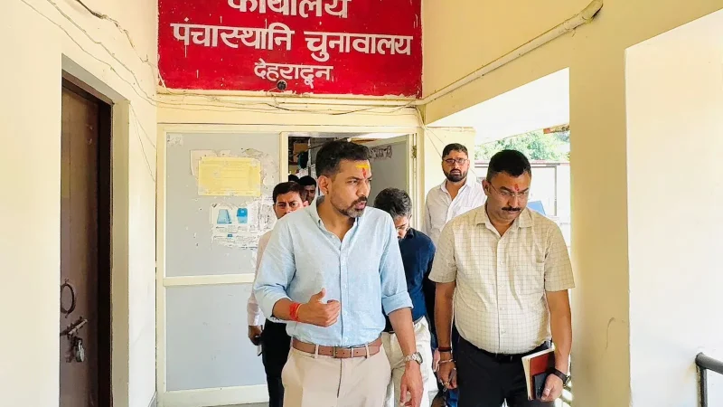 देहरादून कलेक्ट्रेट का औचक निरीक्षण, DM आशीष चौहान ने दिए सख्त निर्देश