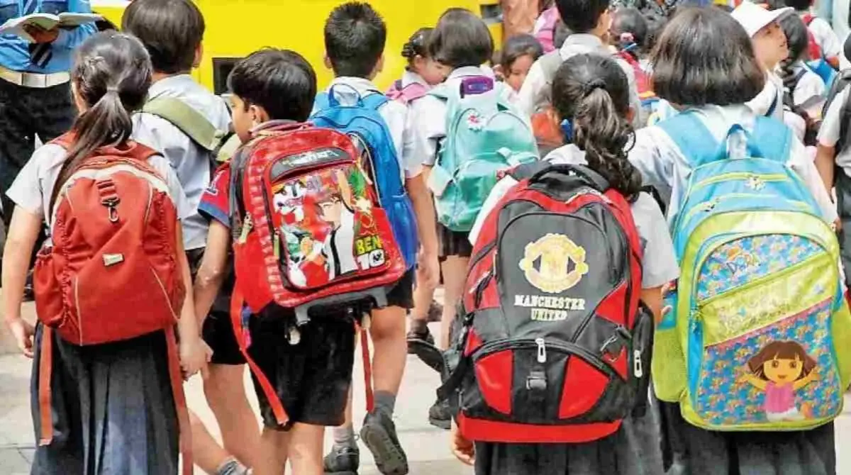 नैनीताल में 17 निजी स्कूलों को नोटिस, महंगी किताबों पर प्रशासन सख्त