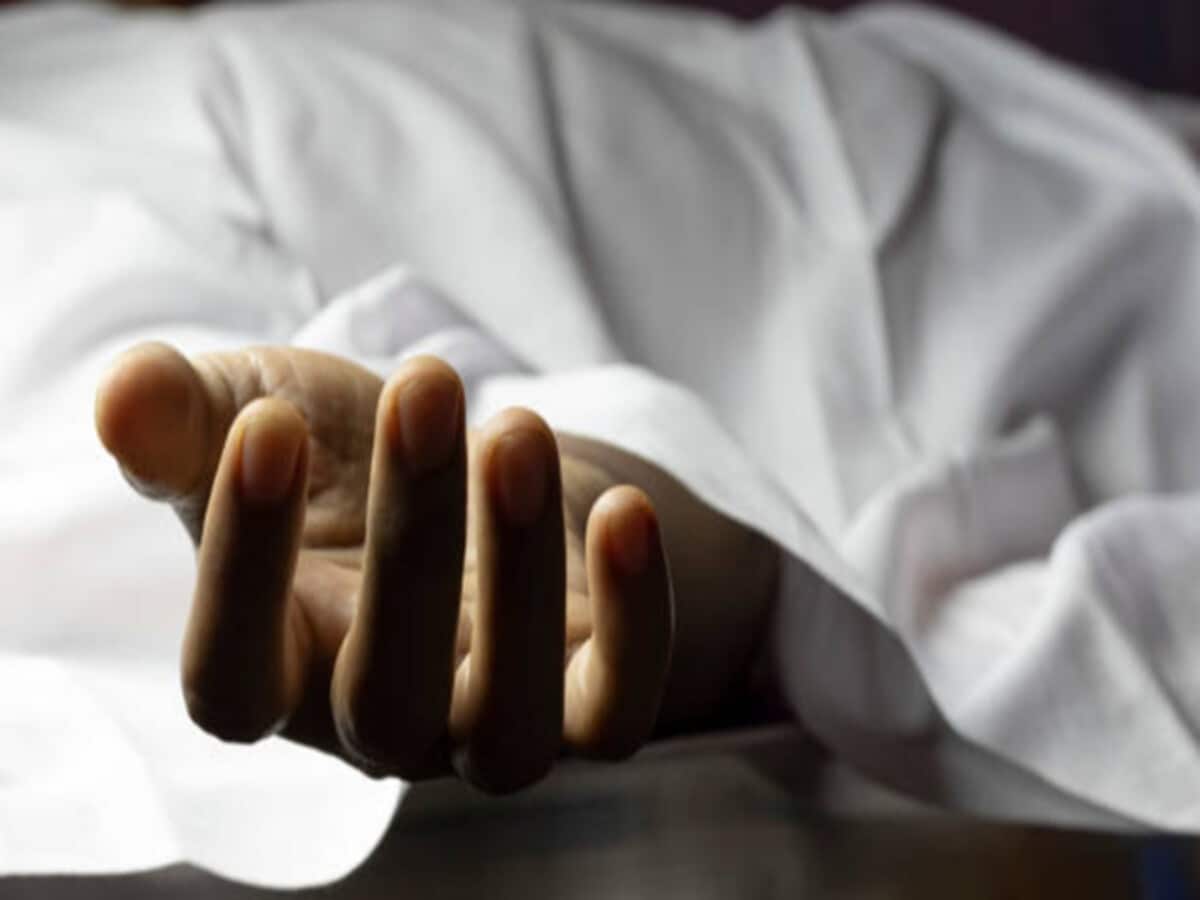 हादसा: कार अनियंत्रित हो कर खाई में गिरी, हादसे में दो लोगों की मौत और तीन लोग घायल  