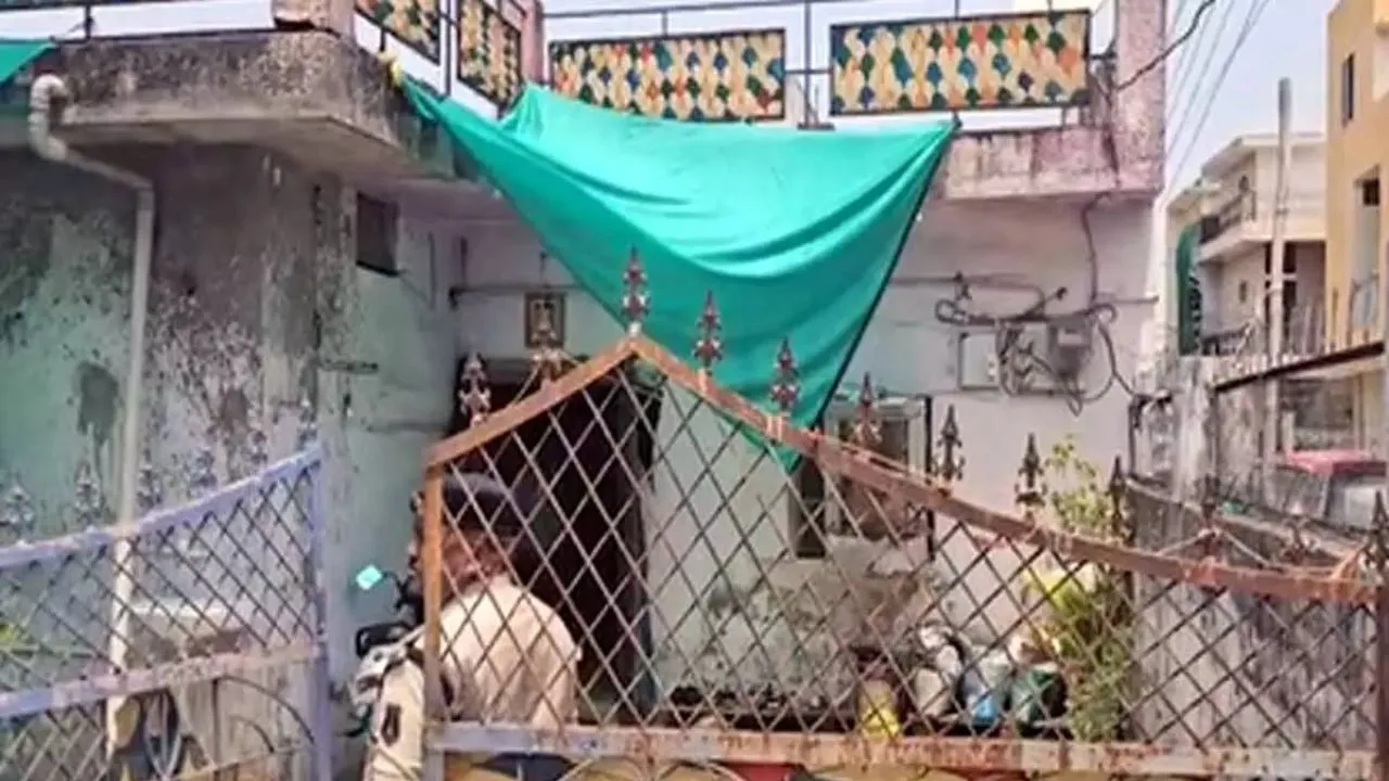 हृदयविदारक: बच्चों को जहर देकर पति-पत्नी ने लगाई फांसी!, जांच में जुटी पुलिस