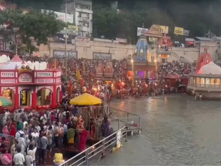 गंगा दशहरा पर हरिद्वार में उमड़ा आस्था का सैलाब, हरकी पैड़ी पर लाखों श्रद्धालुओं ने लगाई गंगा में डुबकी