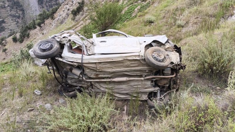 दुखद: चार सौ मीटर गहरी खाईं में गिरी कार, 3 लोगों की दर्दनाक मौत, तीन गंभीर रूप से घायल