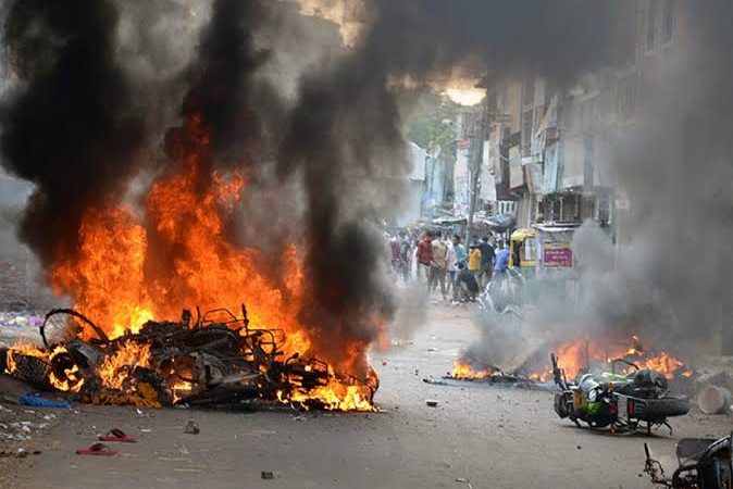 चुनावी हिंसा: कोलकाता में टीएमसी कार्यालय पर चला बुलडोजर, मुर्शिदाबाद में लेनिन की प्रतिमा तोड़ी