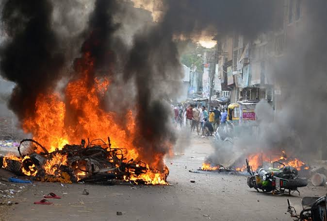 चुनावी हिंसा: कोलकाता में टीएमसी कार्यालय पर चला बुलडोजर, मुर्शिदाबाद में लेनिन की प्रतिमा तोड़ी