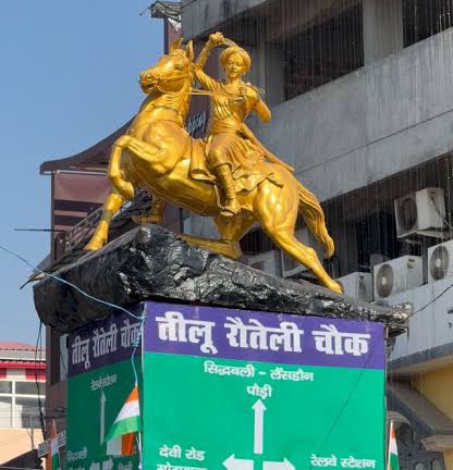 अनदेखी: तीलू रौतेली चौक पर भारी वाहनों के खड़ा होने से आवागमन बाधित, पुलिस ने मूंदीं आंखें 