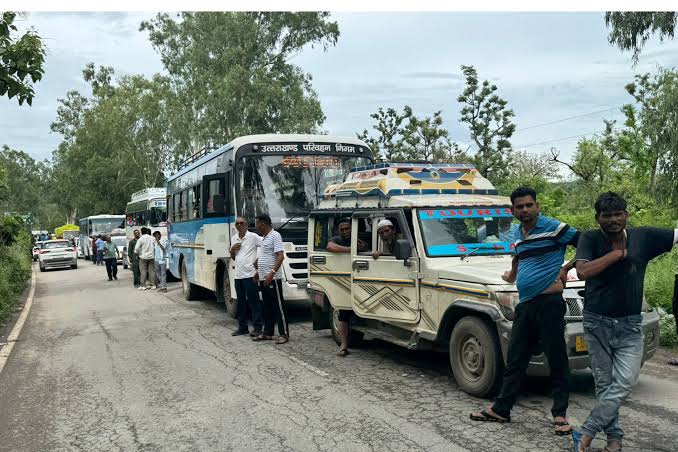 आफ़त: नजीबाबाद रोड पर जाम में फंसे वाहनों में सवार लोग भीषण गर्मी से हुए बेहाल
