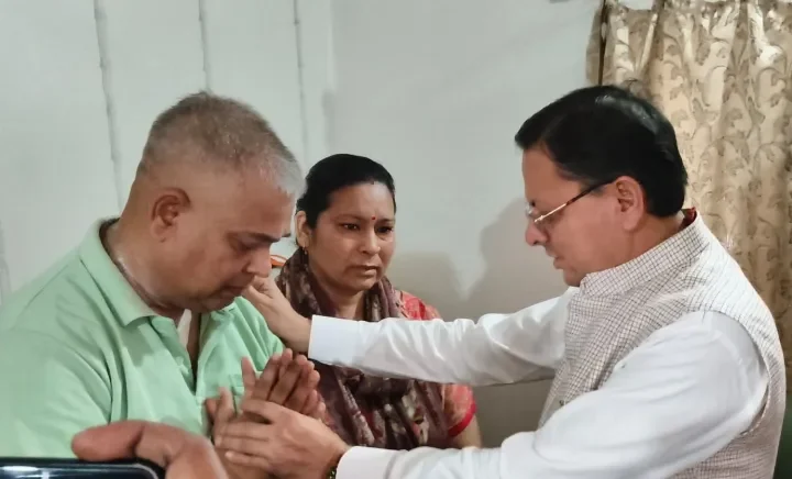 मुख्यमंत्री धामी ने मनोज जखमोला के आवास पहुंचकर किया शोक व्यक्त