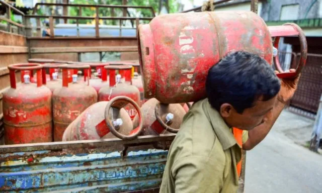 सावधान: एलपीजी डिलीवरी के नए नियम की आड़ में ऐसे लुट रहे हैं लोग, जानें बचने का तरीका