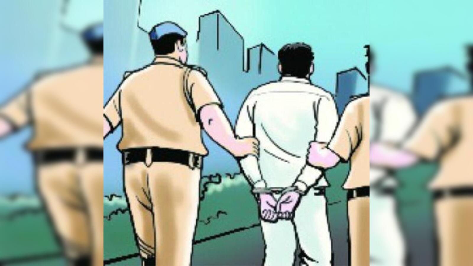 शिकंजा: होटल में शराब पिलाते संचालक गिरफ्तार, अल्मोड़ा में कार से अवैध शराब बरामद