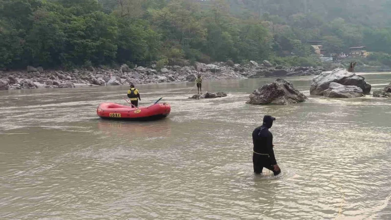 मौत की सेल्फी: प्रतिबंधित घाट क्षेत्र में फोटो खींच रहे दो युवक गंगा में बहे