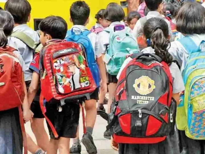 नैनीताल में निजी स्कूलों पर शिकंजा: महंगी किताबें और फीस अनियमितता पर DM की सख्त कार्रवाई