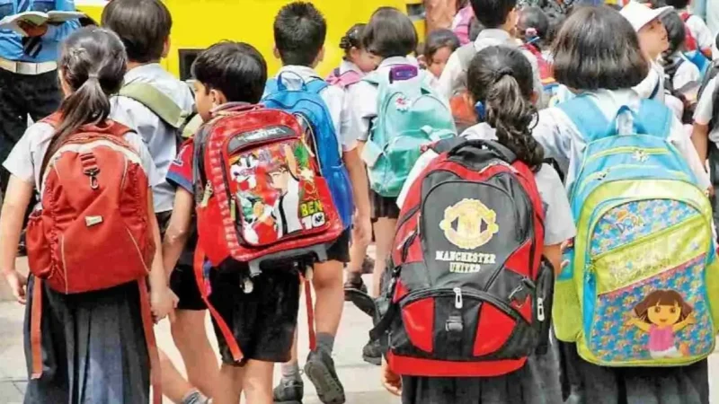 नैनीताल में निजी स्कूलों पर शिकंजा: महंगी किताबें और फीस अनियमितता पर DM की सख्त कार्रवाई