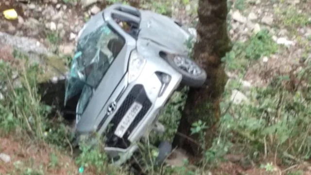 दुखद:  कांचुला पुल के पास कार खाई में गिरी; एक की मौत, दो लोग गंभीर रूप से घायल