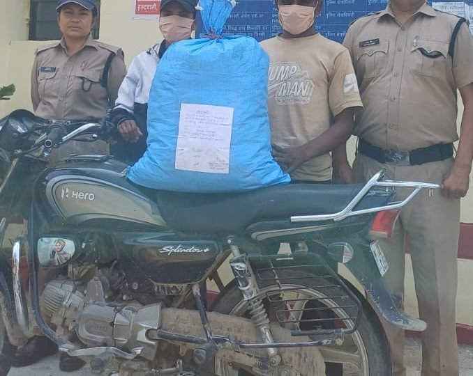 शिकंजा: चेकिंग के दौरान 11 किलो से अधिक गांजे के साथ युवक-युवती गिरफ्तार, बाइक सीज