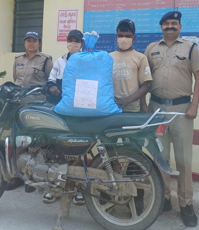 शिकंजा: चेकिंग के दौरान 11 किलो से अधिक गांजे के साथ युवक-युवती गिरफ्तार, बाइक सीज
