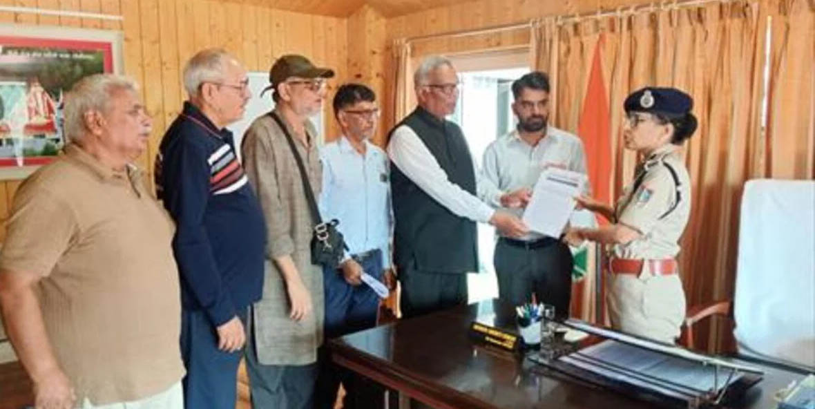 आवाज़ : श्रमिक नेता के खिलाफ गुंडा एक्ट हटाने को विभिन्न संगठनों ने कमिश्नर व आई जी को दिया ज्ञापन