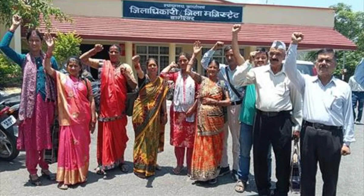 जन आक्रोश: सात बार जनता दरबार पहुंचे ग्रामीण, फिर भी नहीं मिल पाई सड़क  