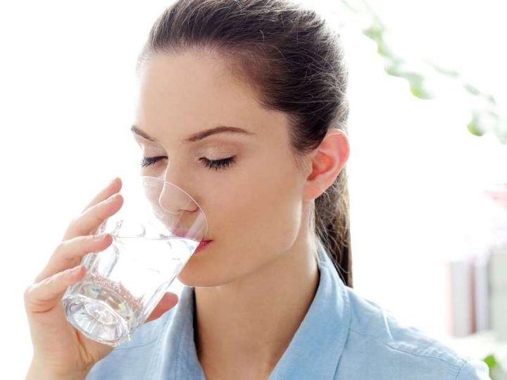 हैल्थ टिप्स: सर्दी-खांसी होने पर पानी पीने का नहीं करता मन? इन तरीकों से बढ़ा सकते हैं सेवन