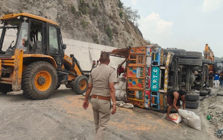 दुखद: सड़क हादसे में चली गई डेढ़ वर्षीय मासूम बच्ची की जान, मां-बाप के साथ स्कूटी पर सवार थी बच्ची