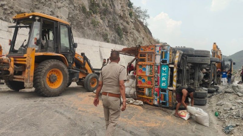 दुखद: सड़क हादसे में चली गई डेढ़ वर्षीय मासूम बच्ची की जान, मां-बाप के साथ स्कूटी पर सवार थी बच्ची