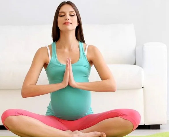 हैल्थ टिप्स: गर्भावस्था के दौरान योग अपनाने से मिल सकते हैं ये 5 फायदे