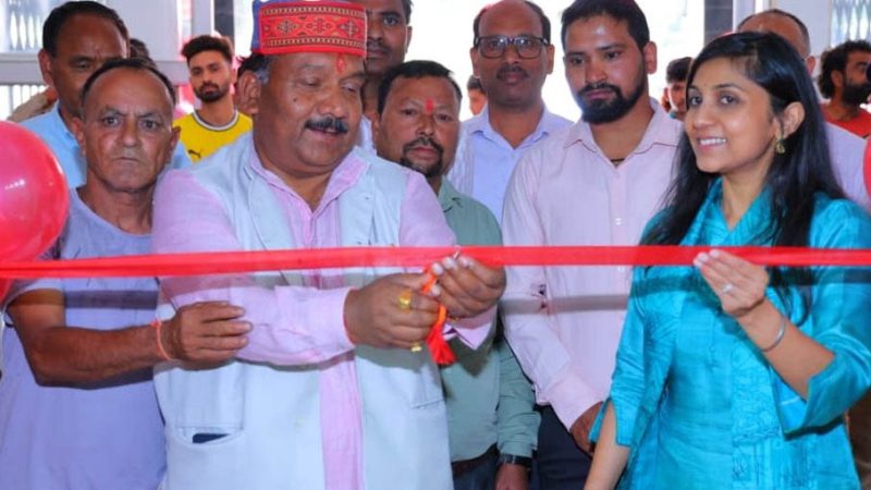 सुविधा: मंडल मुख्यालय पौड़ी के कंडोलिया इंडोर स्टेडियम में बैडमिंटन कोर्ट का शुभारंभ  