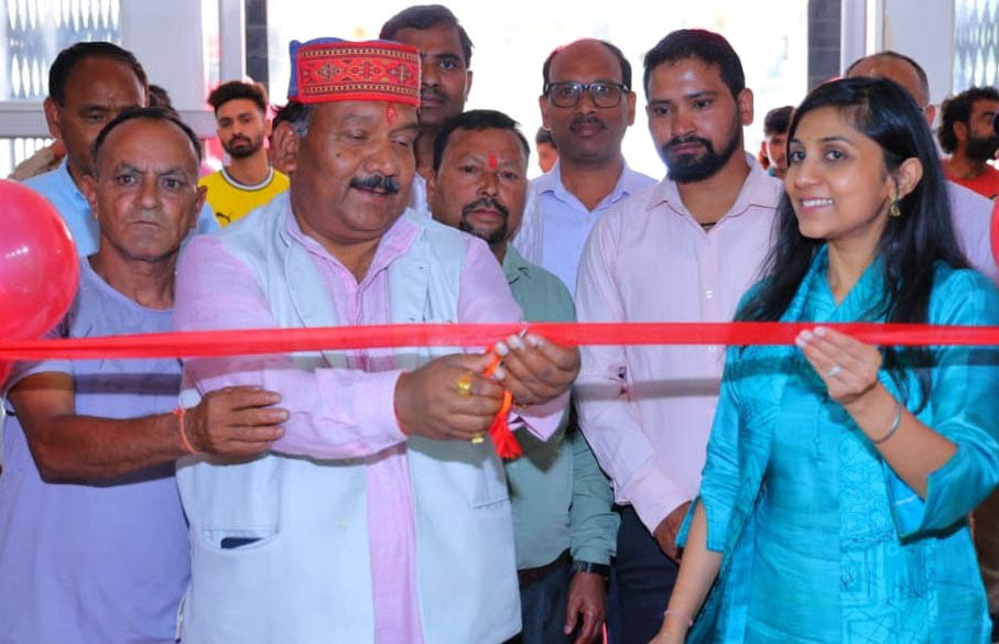 सुविधा: मंडल मुख्यालय पौड़ी के कंडोलिया इंडोर स्टेडियम में बैडमिंटन कोर्ट का शुभारंभ  