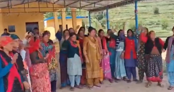 हताशा: 16 साल से कर रहे हैं सड़क का इंतजार, निराश ग्रामीणों ने दी चुनाव बहिष्कार की चेतावनी  