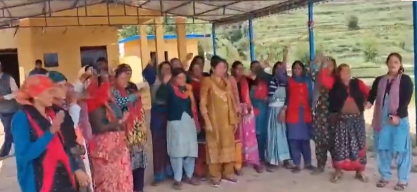 हताशा: 16 साल से कर रहे हैं सड़क का इंतजार, निराश ग्रामीणों ने दी चुनाव बहिष्कार की चेतावनी  