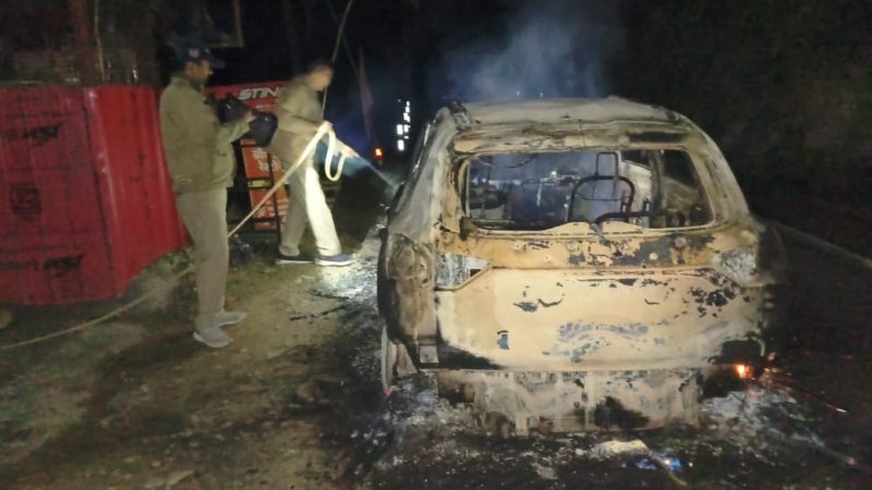 गनीमत : चलती कार में अचानक लग गई भीषण आग, समय रहते सुरक्षित बाहर निकल गए सवार