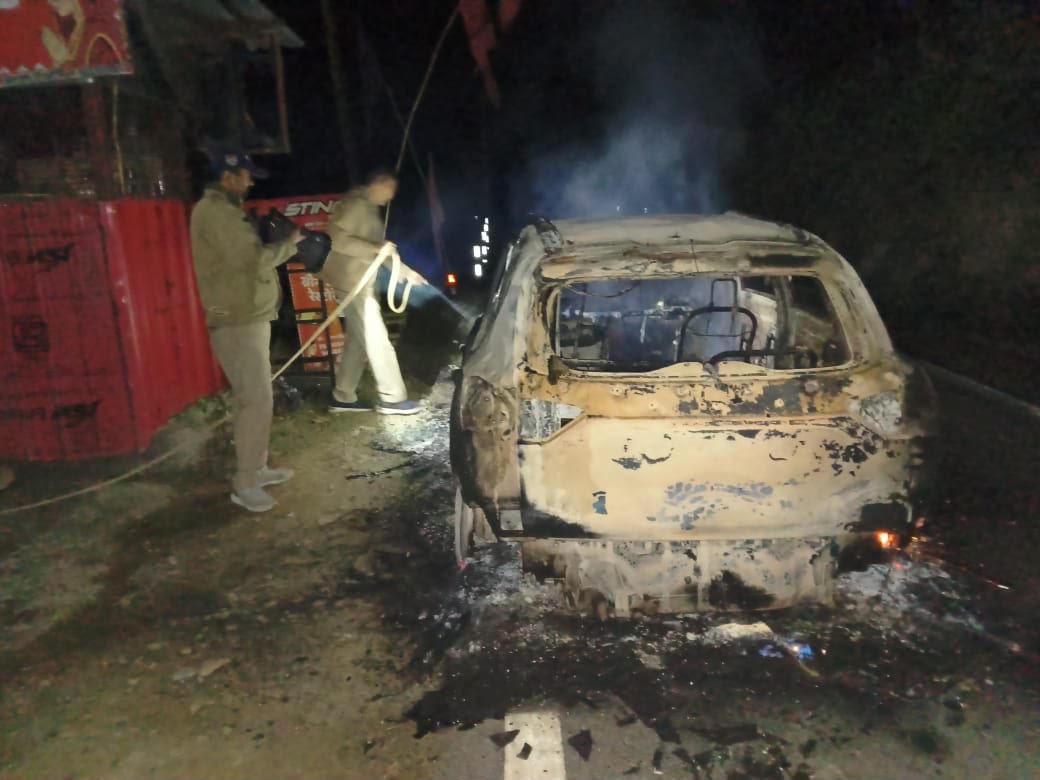 गनीमत : चलती कार में अचानक लग गई भीषण आग, समय रहते सुरक्षित बाहर निकल गए सवार