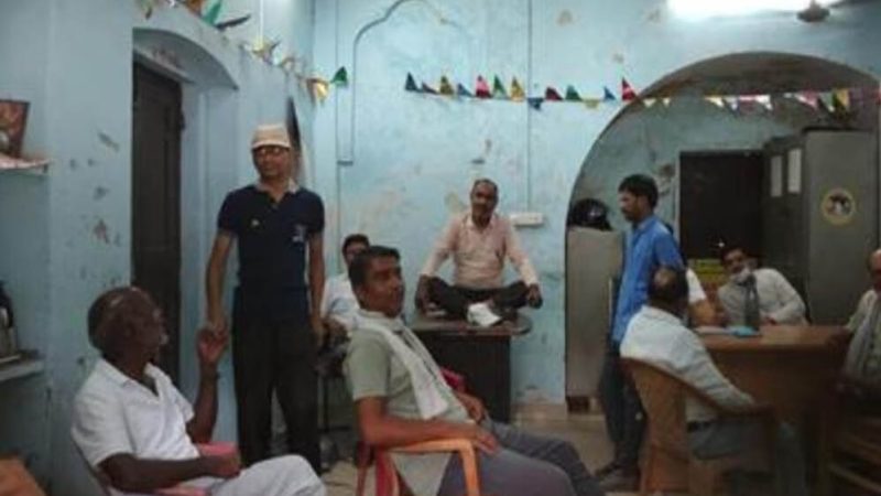 आक्रोश: स्ट्रीट लाइट की अनदेखी से ख़फ़ा कांग्रेस पार्षदों ने नगर निगम के पथ प्रकाश कार्यालय में जड़ा ताला
