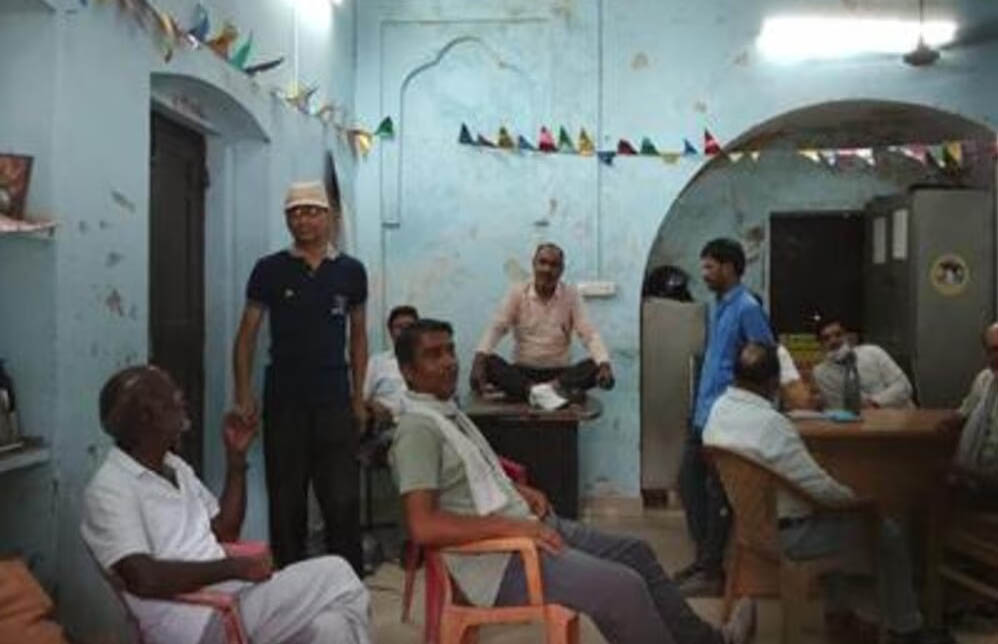 आक्रोश: स्ट्रीट लाइट की अनदेखी से ख़फ़ा कांग्रेस पार्षदों ने नगर निगम के पथ प्रकाश कार्यालय में जड़ा ताला