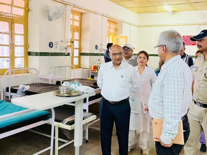 गढ़वाल मंडल आयुक्त आनंद स्वरूप ने जिला चिकित्सालय का औचक निरीक्षण कर परखी स्वास्थ्य सेवाएं, दिए निर्देश