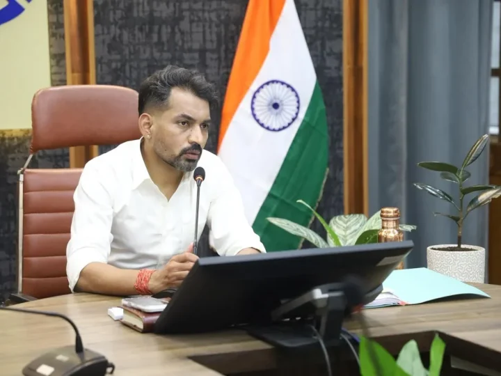 दो दिन के कार्य को 06 माह तक लटकाना पडा भारी, डीएम डॉ. आशीष चौहान ने सहायक अभियंता को दी प्रतिकूल प्रविष्टि