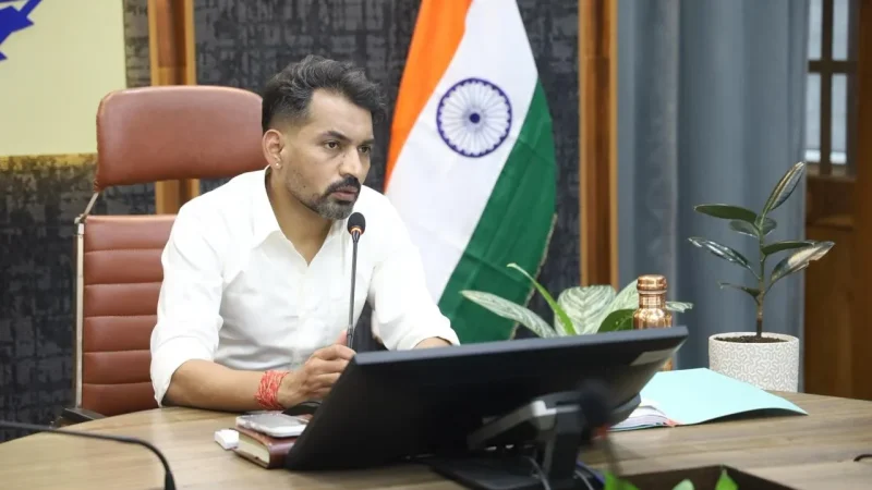 दो दिन के कार्य को 06 माह तक लटकाना पडा भारी, डीएम डॉ. आशीष चौहान ने सहायक अभियंता को दी प्रतिकूल प्रविष्टि